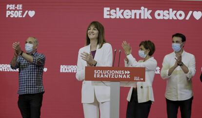 La candidata a lehendakari por el PSE-EE, Idoia Mendia, aplaude tras valorar los resultados obtenidos por su formación durante la noche electoral en la sede bilbaína del partido, donde ha seguido el escrutinio de las elecciones.