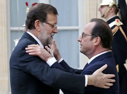 O presidente espanhol, Mariano Rajoy saúda Hollande em sua chegada ao Palácio do Eliseu.