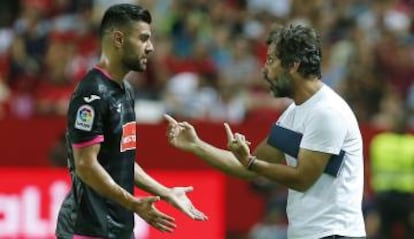 Quique Sánchez Flores da instrucciones durante el primer partido de Liga a Rubén Duarte.