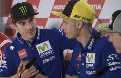 Viñales saluda a Rossi en la conferencia de prensa del GP de Argentina ante la mirada de Espargaró.