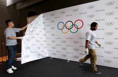 Os trabalhadores desmontam o palco da cimeira olímpica.