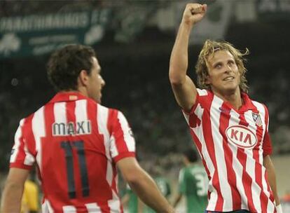 Maxi y Forlán en el partido de ida de la previa de la Liga de Campeones ante el Panathinaikos.