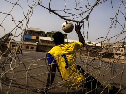 Abdul, estudiante de ciencias y superviviente a la polio, juega al fútbol en Kano, Nigeria.