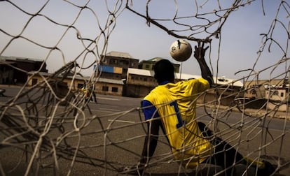 Abdul, estudiante de ciencias y superviviente a la polio, juega al fútbol en Kano, Nigeria.