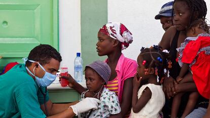 Un médico cubana trata a unos pacientes afectados de cólera en un hospital de L'Estere, Haití.