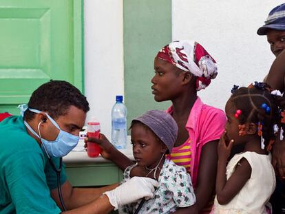 Un médico cubana trata a unos pacientes afectados de cólera en un hospital de L'Estere, Haití.