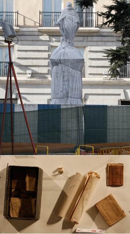 Arriba, la estatua de Cervantes cubierta, en la plaza de las Cortes. Abajo, el cofre hallado bajo el pedestal.