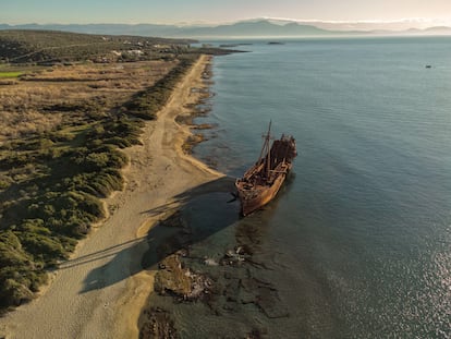 Naufragio de Dimitrios. El misterioso barco abandonado en la playa de Valtaki era un pequeño carguero quemado sobre el que existen varias teorías.