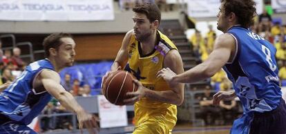 Ricardo Úriz controla el balón ante la defensa del Gipuzkoa Basket.