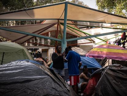 El campamento de migrantes haitianos en la Plaza Giordano Bruno, de la colonia Juárez (Ciudad de México), en marzo de 2024.