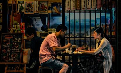 El clima tropical de la isla invita a cenar en alguno de los cientos de mercados nocturnos que pueblan Taiwán o en los restaurantes que, cada vez con más frecuencia, disponen sus mesas al aire libre, como el Libélula roja, en la calle Yongkang (Taipei).