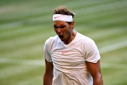 Nadal festeja un punto ante Del Potro en el duelo de cuartos en Wimbledon.