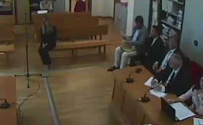 Al fondo, sentada en el banquillo, Begoña Gómez, durante su primera comparecencia ante el juez el pasado 5 de julio.