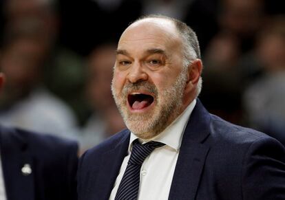 El entrenador del Real Madrid, Pablo Laso, da instrucciones durante la fina.