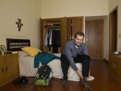 Xavier Novell, el obispo más joven de España, cambiándose de atuendo en su dormitorio para ir al monte.