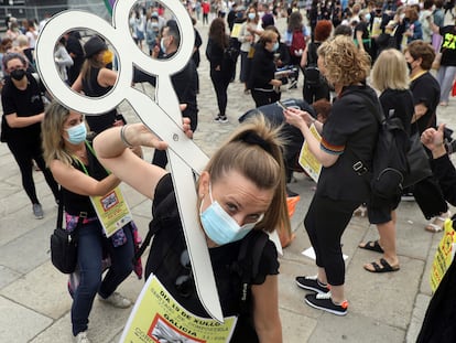 Profesionales de la peluquería y de la estética, durante una protesta en Santiago de Compostela el 17 de julio.