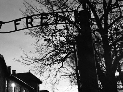 La entrada principal en el antiguo campo de exterminio nazi de Auschwitz en Oswiecim (Polonia), con la inscripción 'Arbeit Macht Frei', que se traduce al español como '' El trabajo te liberará ''.