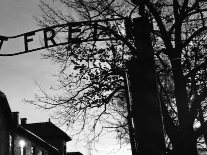 La entrada principal en el antiguo campo de exterminio nazi de Auschwitz en Oswiecim (Polonia), con la inscripción 'Arbeit Macht Frei', que se traduce al español como '' El trabajo te liberará ''.