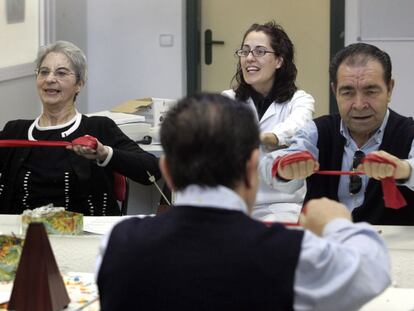 Enfermos de parkinson reciben clases de fisioterapia en la sede de la Asociaci&oacute;n de Parkinson de Madrid.  