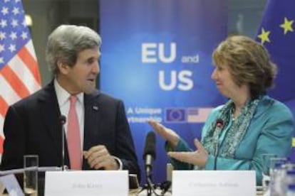 El secretario de Estado de EE.UU., John Kerry (izq), mantiene una reunión con la jefa de la diplomacia europea, Catherine Ashton, en la sede del Servicio de Acción Externa Europea en Bruselas (Bélgica) hoy.