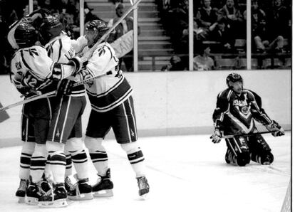 Los jugadores finlandeses celebran un tanto marcado al equipo ruso en el partido de hockey sobre hielo jugado entre ambos equipos, en Lillehammer 94.
