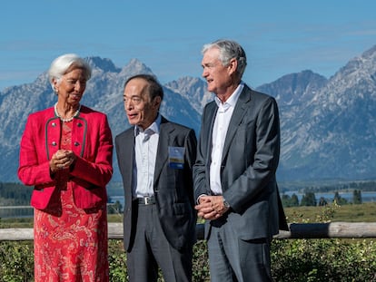 Christine Lagarde, presidenta del BCE, Kazuo Ueda, gobernador del Banco de Japón, y Jerome Powell, presidente de la Fed, en el foro de Jackson Hole (Moran, Wyoming, EE UU), en agosto pasado.