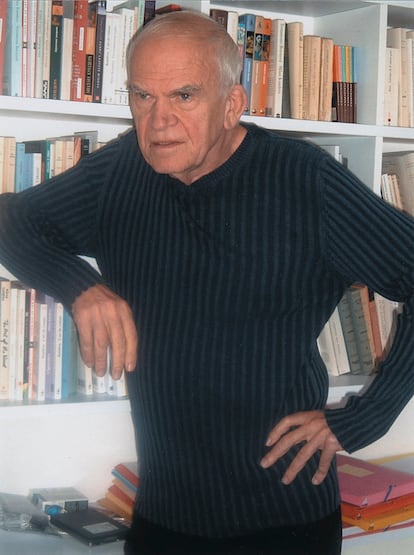 El escritor checo Milan Kundera falleció este miércoles en Francia a los 94 años de edad. El prosista, dramaturgo y poeta, que desde los años ochenta escribía en francés, alcanzó fama mundial en la segunda mitad del siglo XX con obras como La insoportable levedad del ser, La broma y El festín de la insignificancia. Nacido en Brno, al sureste de la República Checa, vivía exiliado en Francia con su esposa Vera desde mediados de los años setenta. En 1979, el entonces régimen comunista le retiró la nacionalidad checoslovaca, aunque dos años más tarde el entonces presidente galo, François Mitterrand, le concedió la francesa.