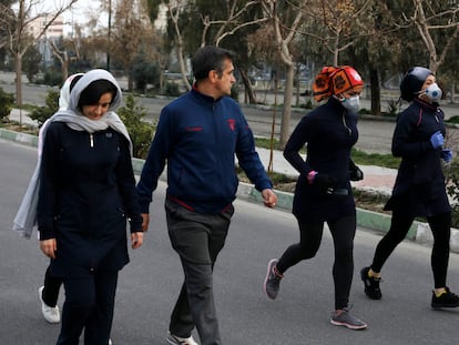 Un grupo de personas por las calles de Teherán.