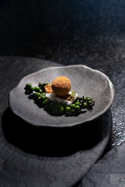 Creación culinaria de la chef Leo Espinosa, a partir de marañón, eucalipto, yuca blanca y pimienta verde.