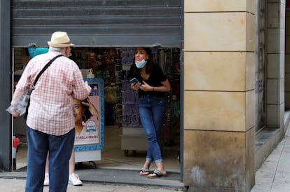 Dos personas conversan en Lleida este lunes 13 de julio.