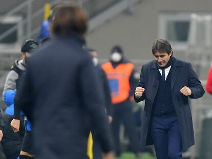 Conte celebra un gol del Inter ante la mirada de PIrlo este domingo en el estadio Giuseppe Meazza.