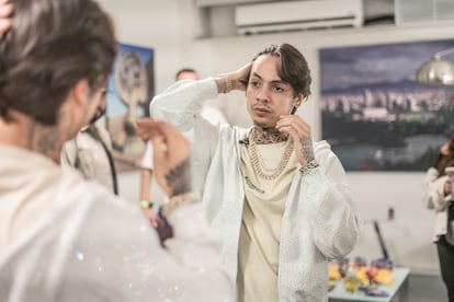 Natanael Cano en el camerino antes de su concierto en el Auditorio Nacional