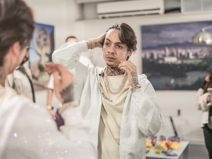 Natanael Cano in the dressing room before his concert at the National Auditorium on May 30, 2023.