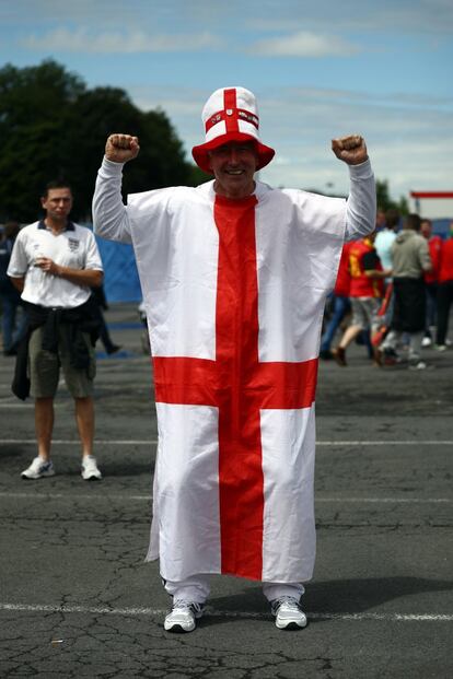 Un hincha inglés posa con la bandera de Inglaterra por las calles de Lens.
