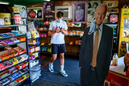 Una figura de cartón del candidato Biden, con una mascarilla, en una tienda de Pensilvania.