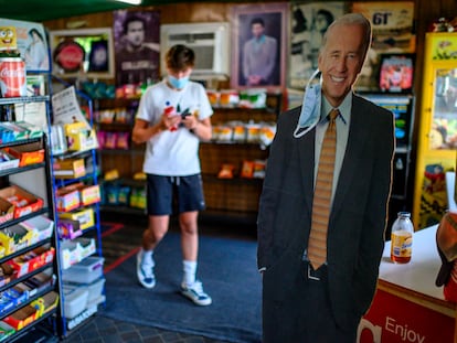 Una figura de cartón del candidato Biden, con una mascarilla, en una tienda de Pensilvania.
