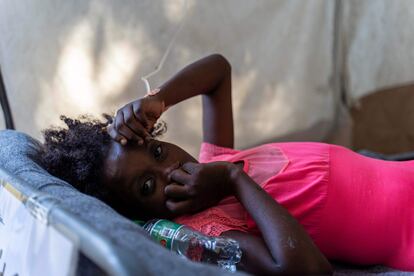 La Organización Panamericana de la Salud ha pedido al Gobierno haitiano que presten atención al suministro de agua potable y sistemas de saneamiento como medida preventiva, aunque ha descartado que se ponga al país en cuarentena. En la imagen, una niña en una clínica de Médicos Sin Fronteras, en Puerto Príncipe, el 7 de octubre de 2022. 
