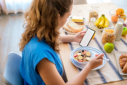 El 35% de los adolescentes aseguran que comen o cenan viendo la televisión, la tableta o el móvil, y la mitad afirman tener el dispositivo en su habitación por las noches.