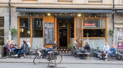 Terraza de un café en Södermalm, Estocolmo.