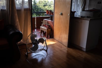 Un ventilador en la sala de Celeste Hora, indispensable para el verano chileno. 