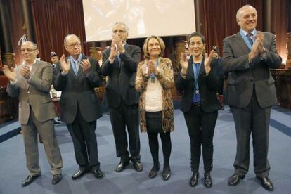 Izagirre (izquierda) junto a los premiados con la medalla del Mérito Ciudadano. 