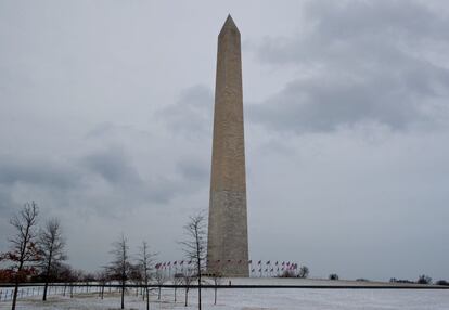 Los alrededores del Monumento a Washington completamente nevados, en Washington.