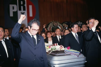 Ernesto Zedillo, quién remplazaría a Colosio en la candidatura a la presidencia y que eventualmente ganaría las elecciones de 1994, junto al féretro durante el homenaje en la sede nacional del PRI.
