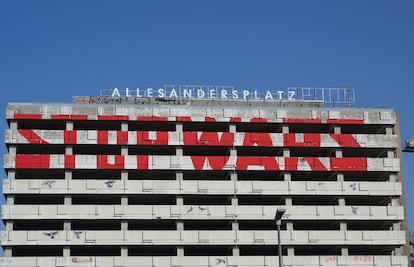 Artists and non-profit organizations have occupied the House of Statistics on Otto-Braun-Strasse at the corner of Karl-Marx-Allee and Alexanderplatz, with the words “Stop Wars” on the facade. An urban quarter with apartments, offices and artists' studios is to be built here. The building was constructed between 1968 and 1970 and housed the Central Statistical Administration of the GDR.