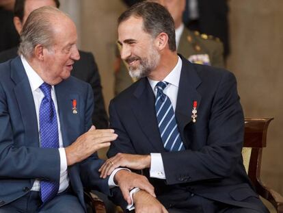 Los reyes Juan Carlos y Felipe VI, en aniversario de la firma del Tratado de Adhesión de España a la Unión Europea, en Madrid, en 2015.