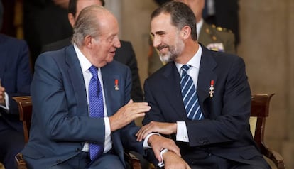 Los reyes Juan Carlos y Felipe VI, en aniversario de la firma del Tratado de Adhesión de España a la Unión Europea, en Madrid, en 2015.