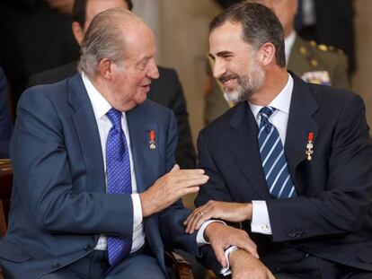 Los reyes Juan Carlos y Felipe VI, en aniversario de la firma del Tratado de Adhesión de España a la Unión Europea, en Madrid, en 2015.