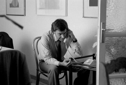 Felipe González conversa por teléfono en la tarde del 28 de octubre de 1982.