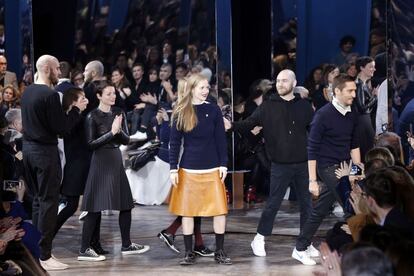 El equipo creativo de Dior recibe los aplausos del público tras presentar su propuesta de alta costura para la próxima temporada domionada por el blanco y el negro y algún toque de amarillos mostaza.