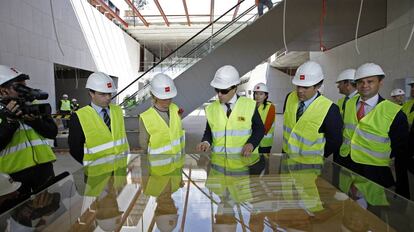 Víctor Madera, primero por la derecha, en una visita junto a Esperanza Aguirre a las obras del hospital de Collado Villalba en 2012.